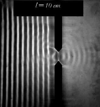 Diffraction d\'ondes mcaniques a la surface de l\'eau