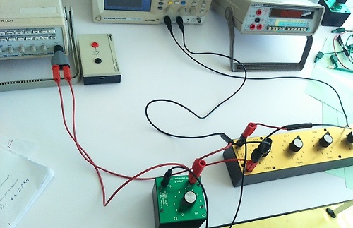 Brancher les fils d\'un oscilloscope